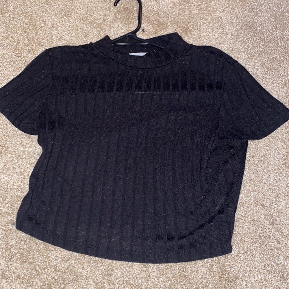 Mid cropped black T, cotton soft material.